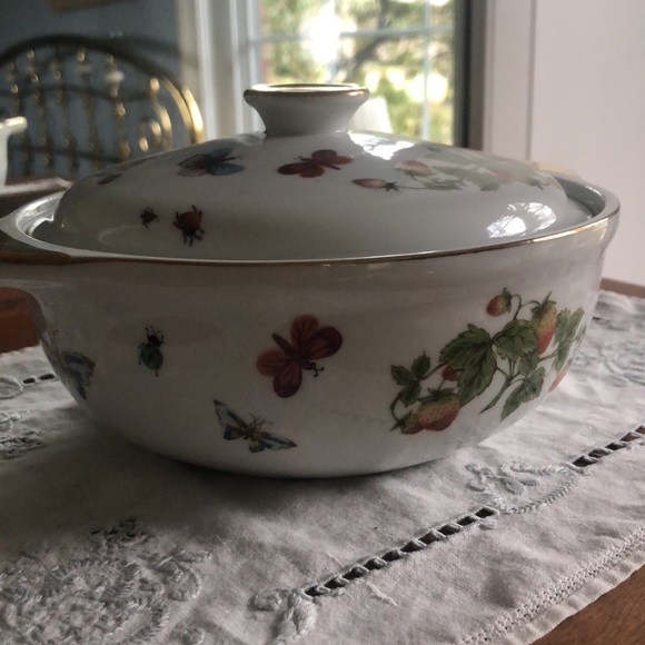 Vintage covered casserole dish with strawberry vine, butterfly and ladybugs. - Picture 4 of 8